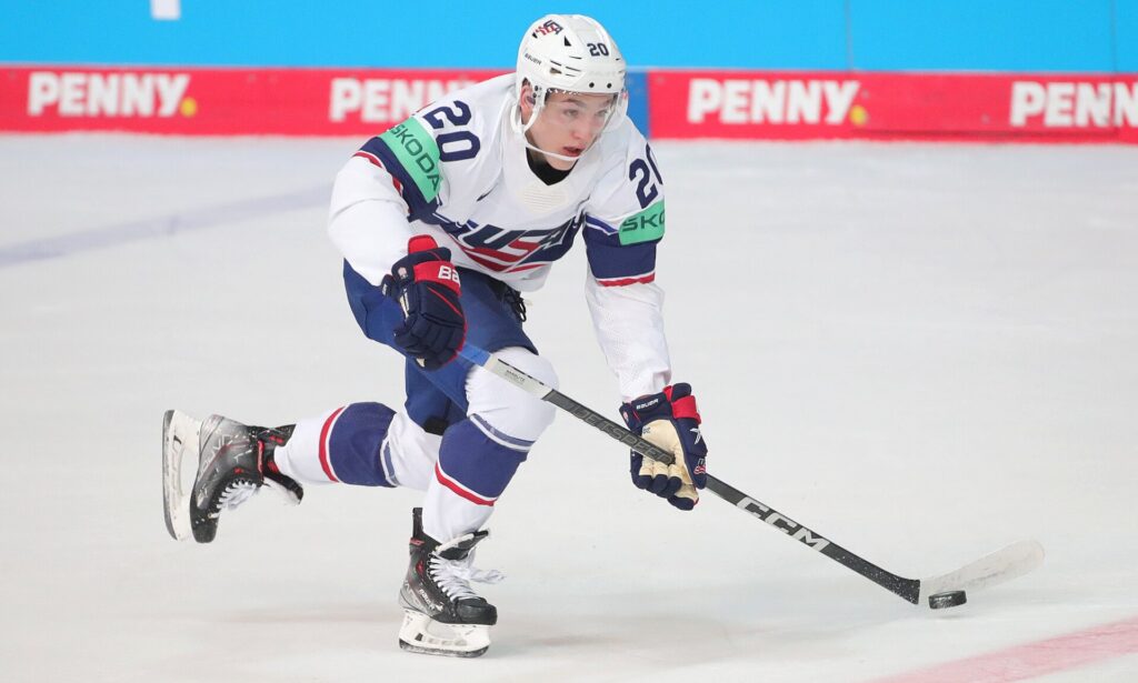 Lane Hutson sur la glace lors d’un match international
